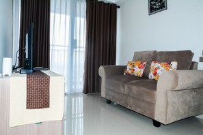 Room | Living area | TV - Cozy 1BR H Residence Apartment near MT Haryono (Jakarta)