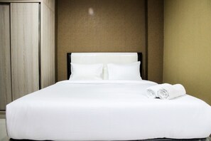 Desk, free WiFi, bed sheets - Simply Studio Room Brooklyn Apartment (South Tangerang)