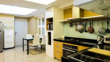 Refrigerador, placa de cocina, utensilios de cocina