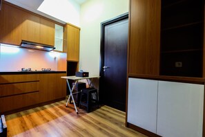 Room | Private kitchenette | Fridge, microwave, oven, stovetop