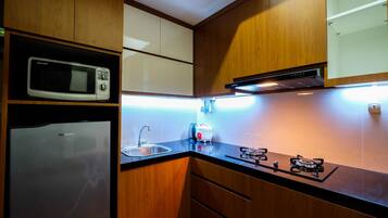 Room | Private kitchenette | Fridge, microwave, oven, stovetop