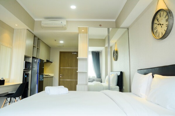 Room - Sophisticated Studio at The Oasis Apartment (Cikarang)