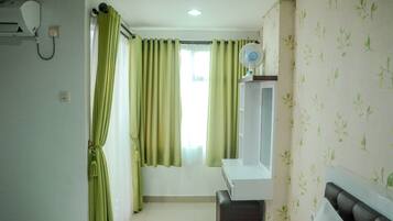 Room | Desk, WiFi (free), bed sheets