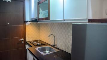 Room | Private kitchen | Fridge, stovetop, cookware/dishes/utensils