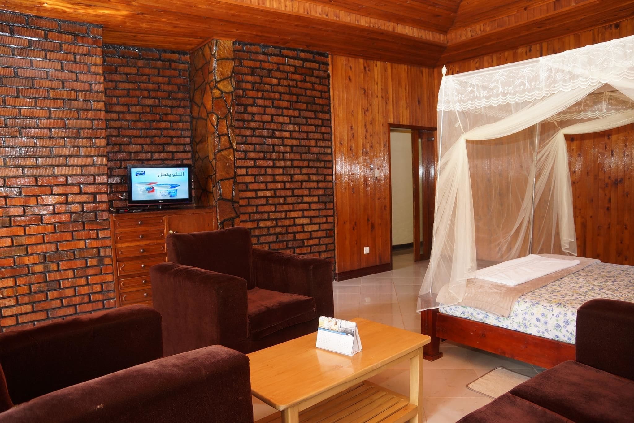 Een kluis op de kamer, een bureau, gratis wifi, beddengoed