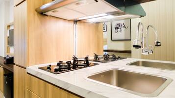 Room | Private kitchenette | Fridge, microwave, stovetop, cookware/dishes/utensils