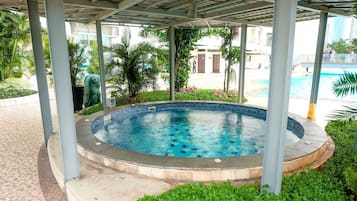 Bañera de hidromasaje al aire libre