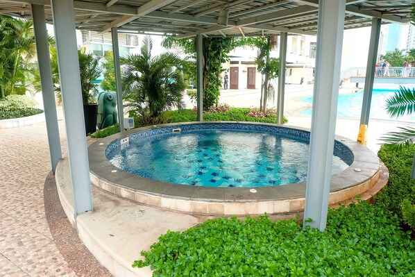 Outdoor spa tub - Cozy 2BR Cosmo Residence Apartment near Thamrin City Mall (Jakarta)