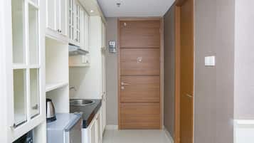 Quarto | Cozinha americana privada | Geladeira, micro-ondas, cooktop, talheres/pratos/utensílios de cozinha