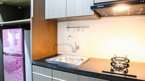 Room | Private kitchenette | Fridge, stovetop, cookware/dishes/utensils - New Studio The Oasis Apartment (Cikarang)
