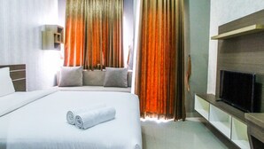 Room | Desk, free WiFi, bed sheets - New Studio The Oasis Apartment (Cikarang)