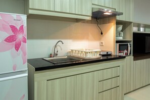 Kamer | Privékitchenette | Een koelkast, een magnetron, een kookplaat, kookgerei, borden en bestek