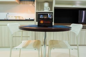 Room | In-room dining - Studio Room Azalea Suites Apartment (Cikarang)