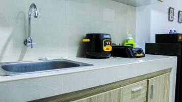 Quarto | Cozinha americana privada | Geladeira, cooktop, talheres/pratos/utensílios de cozinha