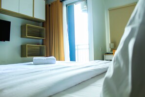 Room | Desk, bed sheets - Modern and Comfortable Studio Springwood Apartment (Tangerang)