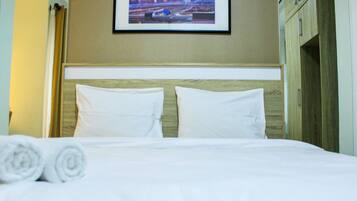 Quarto | Escrivaninha, roupa de cama