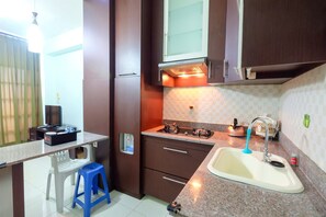 Room | Private kitchenette | Fridge, stovetop, cookware/dishes/utensils - Comfy 2BR Apartment Salemba Residence (Jakarta)