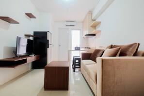 Room | Living room | TV - Luxurious 2BR City View Bassura Apartment (Jakarta)