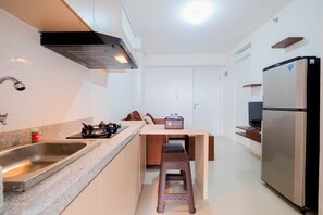 Room | In-room dining - Luxurious 2BR City View Bassura Apartment (Jakarta)