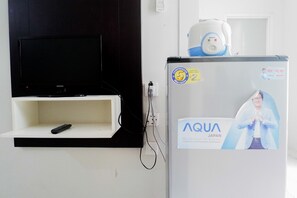 Habitación | Cocineta privada | Refrigerador, parrilla de estufa y tetera eléctrica 