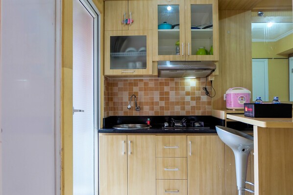 Kamer | Privékitchenette | Een koelkast, een kookplaat, kookgerei, borden en bestek