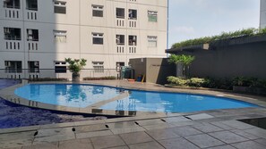 Una piscina al aire libre