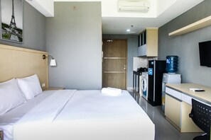 Desk, free WiFi, bed sheets - Brand New Studio The Oasis Apartment (Cikarang)