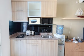 Private kitchen - Spacious 2BR Bellezza Apartment (Jakarta)