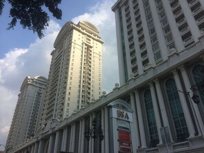 Un edificio de gran altura de estilo arquitectónico clásico, con varios balcones y ventanas amplias.