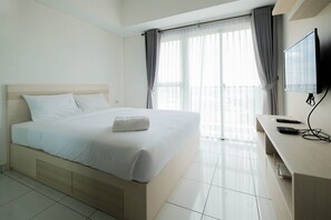 Desk, free WiFi, bed sheets - Nice & Comfy Studio Apartment Casa De Parco (Pagedangan)