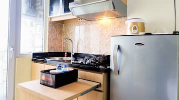 Kamar | Dapur kecil pribadi | Lemari es, microwave, kompor, dan ketel listrik