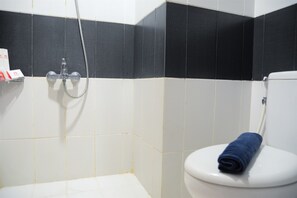 Zimmer | Badezimmer | Dusche, kostenlose Toilettenartikel, Handtücher