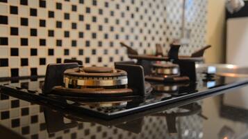 Refrigerador, placa de cocina, tetera/pava eléctrica