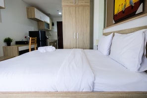 Room | Desk, bed sheets
