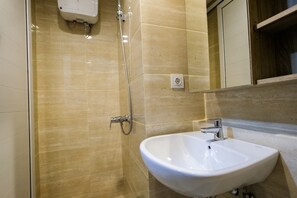 Quarto | Banheiro | Chuveiro, produtos de toalete grátis, toalhas de banho 