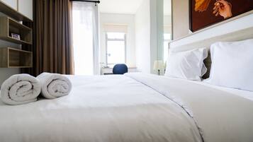 Escritorio y ropa de cama