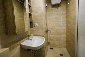 Chambre | Salle de bain | Douche, articles de toilette (gratuits), serviettes fournies