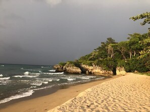 Ubicación cercana a la playa, tumbonas y toallas de playa