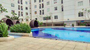 Outdoor pool - Comfy 2BR Bassura City Apartment Near Bassura Mall (Jakarta)