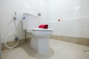Kamer | Badkamer | Een douche, gratis toiletartikelen, handdoeken