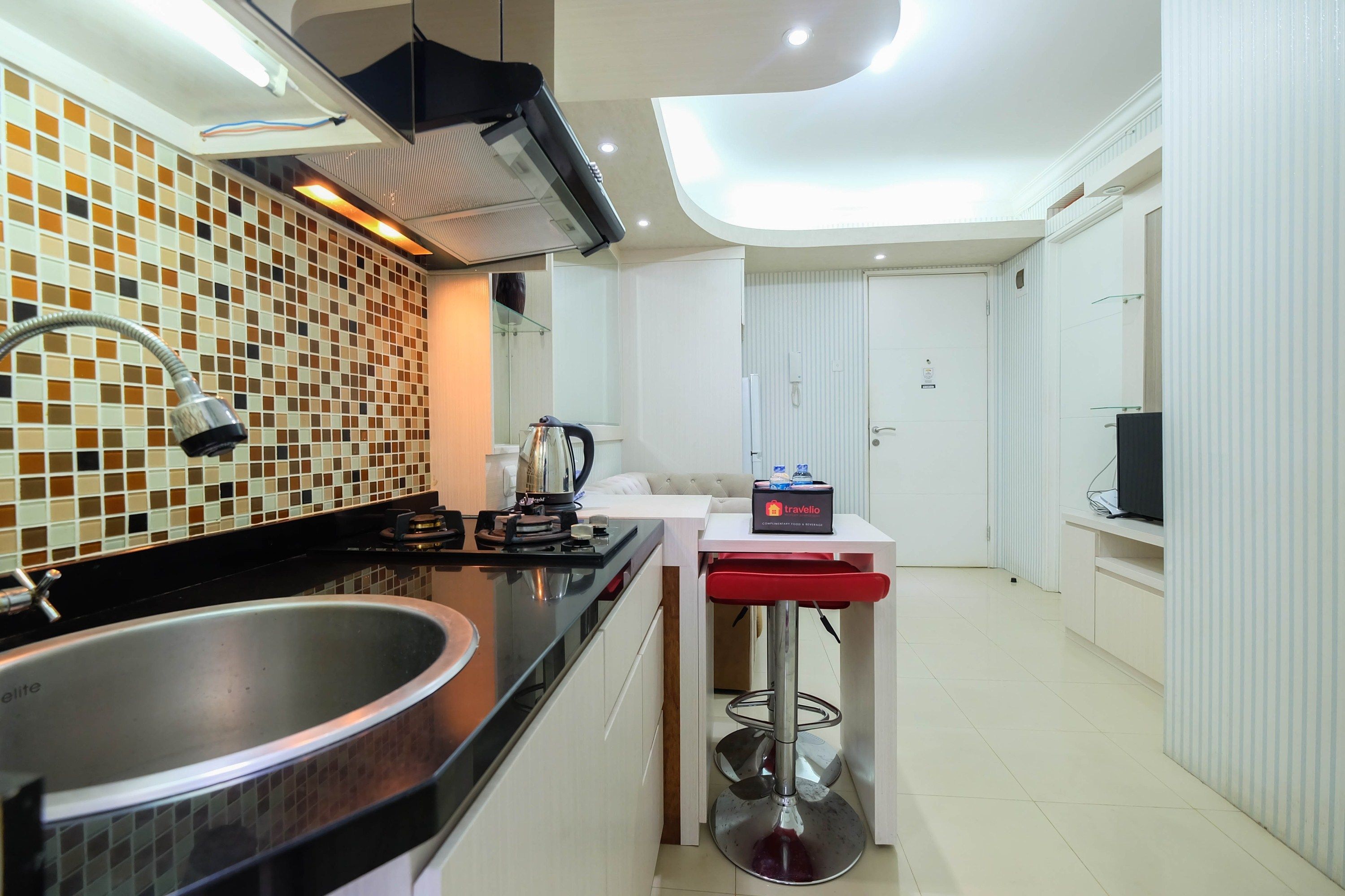 Room | Private kitchenette | Fridge, stovetop, cookware/dishes/utensils
