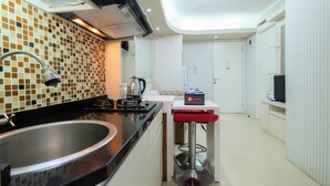 Kamar | Dapur kecil pribadi | Lemari es, kompor, dan peralatan masak/sendok-piring