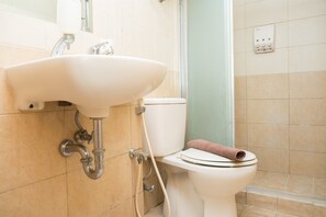Chambre | Salle de bain | Douche, articles de toilette gratuits, bidet, serviettes fournies