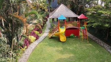 Zona de juegos infantil al aire libre