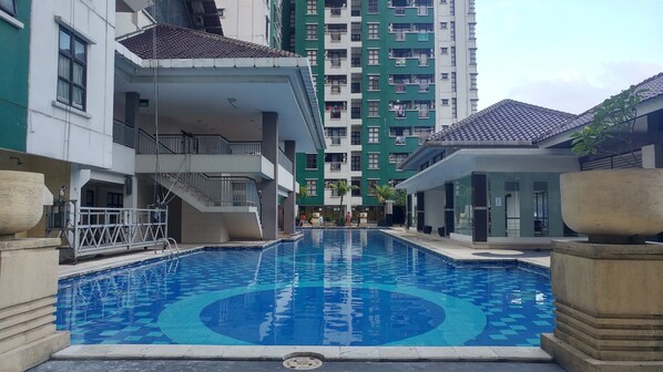 Outdoor pool - Cozy 2BR Salemba Residence Apartment (Jakarta)
