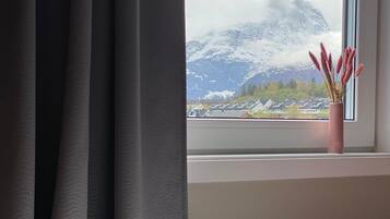 1 soverom, senger med overmadrass, safe på rommet og skrivebord