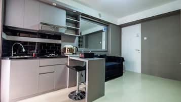 Quarto | Cozinha privada | Geladeira, micro-ondas, cooktop, talheres/pratos/utensílios de cozinha