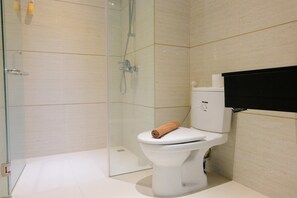 Quarto | Banheiro | Chuveiro, produtos de toalete grátis, toalhas de banho, sabonete