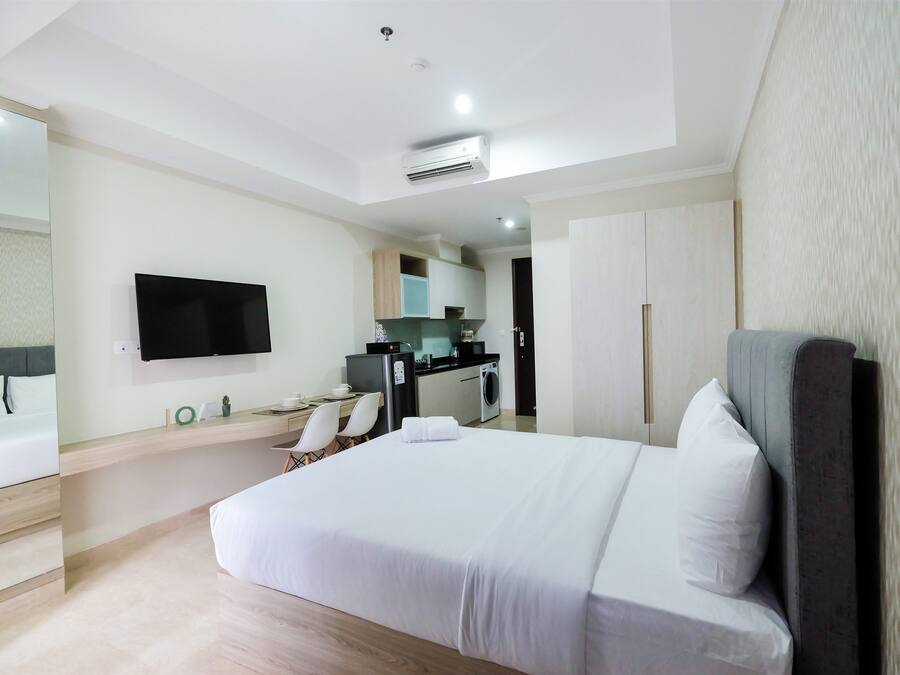 Escritorio, wifi gratis y ropa de cama