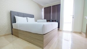 Une chambre d’hôtel moderne avec un grand lit, une tête de lit en bois et une vue sur l’extérieur grâce à une grande fenêtre.